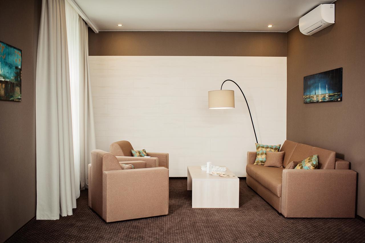 Hotel Versailles Lutsk Luaran gambar